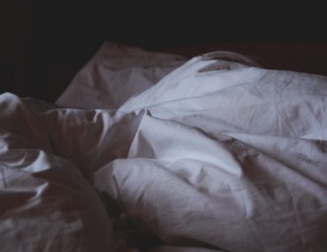 Telefonsex für Frauen: Erlebe, wie heiß es sein kann! Telefonsex kann aufregend sein - auch für Frauen: Schlafzimmer mit Bett und Bettwäsche darauf