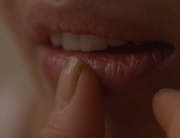 Das sind die beliebtesten Stöhnaufnahmen – gratis hören! Frau fasst sich an Lippe