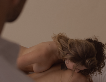 Partnertausch erleben: Tipps, wie du starten kannst! Mann schaut bei Partnertausch zu