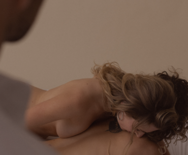 Mann schaut bei Partnertausch zu