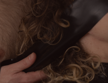 Dominanzspiele für BDSM-Anfänger! Dom hält Sub am Gesicht fest