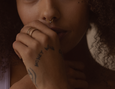 Telefonsex: Entdecke deine Lust über den Hörer!  Frau fässt sich an den Mund