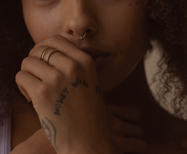 Telefonsex: Entdecke deine Lust über den Hörer!  Frau fässt sich an den Mund