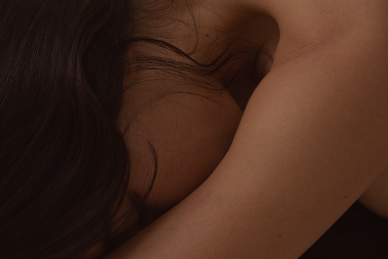 Orgasm Gap: Warum Frauen seltener Kommen als Männer Eine Person, die sich nach vorne beugt.