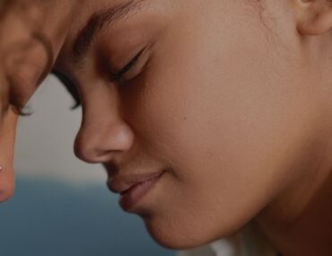 Stöhnen und Intimität: Wie Frauen durch Hörbücher neue Höhen erreichen Zwei Menschen haben ihre Stirn aneinander angelehnt.