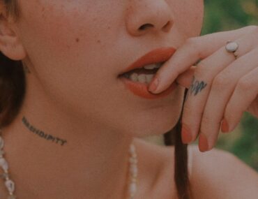 Die weibliche Libido – und wie Hörbücher für Frauen sie fördern Finger an Lippen