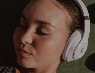 Entdecke deine Intimität: mit sinnlichen Hörgeschichten Frau mit Kopfhörern